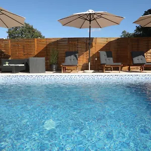 Apartment Debora Sa Privatnim Bazenom, Pula