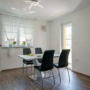 Apartment R&d, Pula